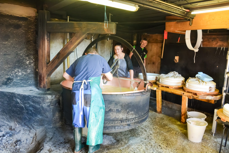 Suisse expériences uniques L'Etivaz fabrication fromage