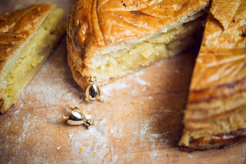 Dans cette boulangerie, les galettes des rois contiennent des