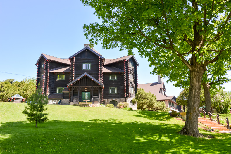 Château Montebello chalet en bois rond