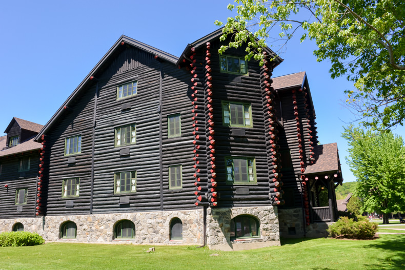 Château Montebello chalet en bois rond