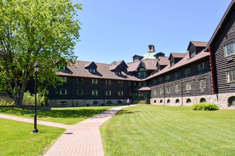 Château Montebello chalet en bois rond