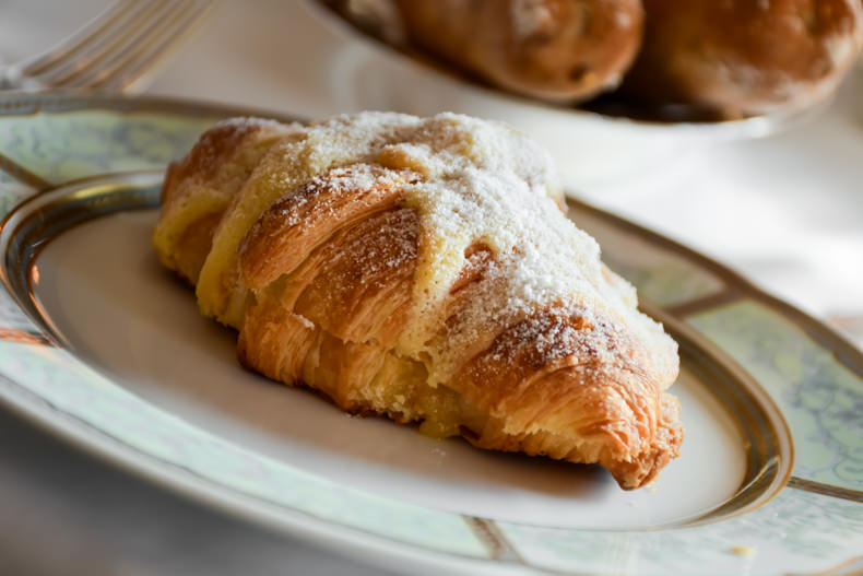 Croissant aux amandes du Four Seasons Les Bergues de Genève