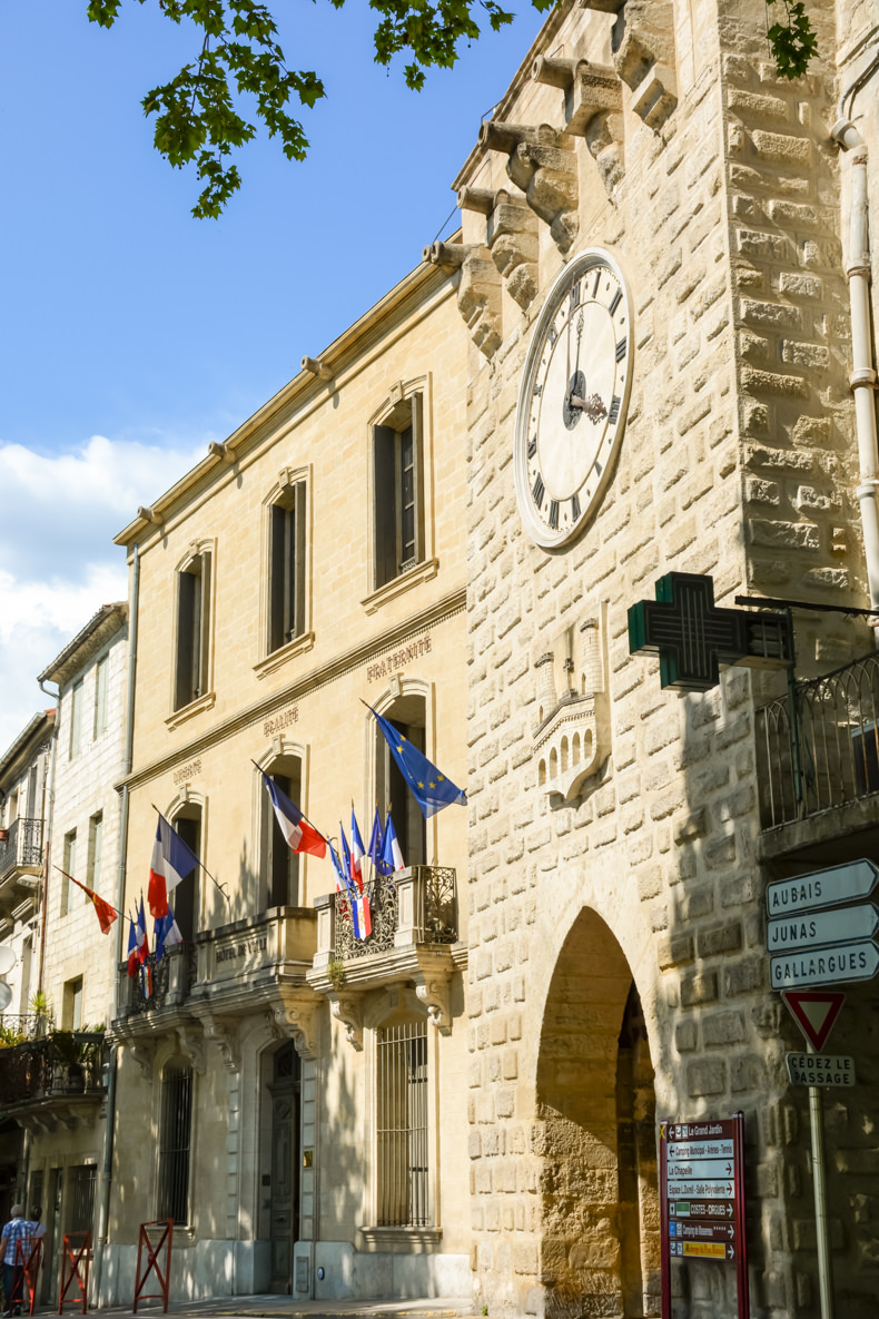 ommières porte fortifiée horloge