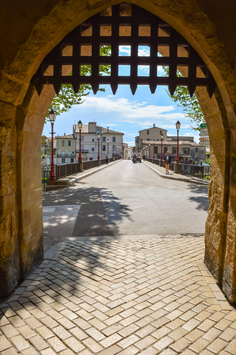 ommières porte fortifiée horloge