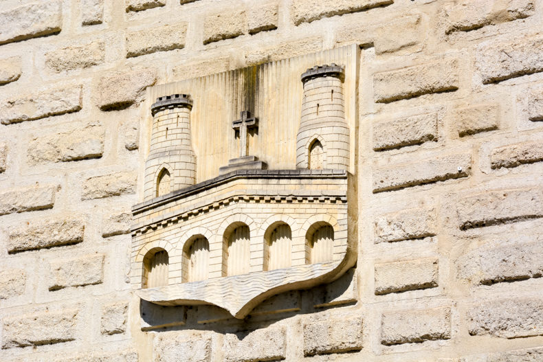 Sommières porte fortifiée horloge