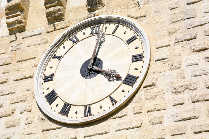 Sommières porte fortifiée horloge