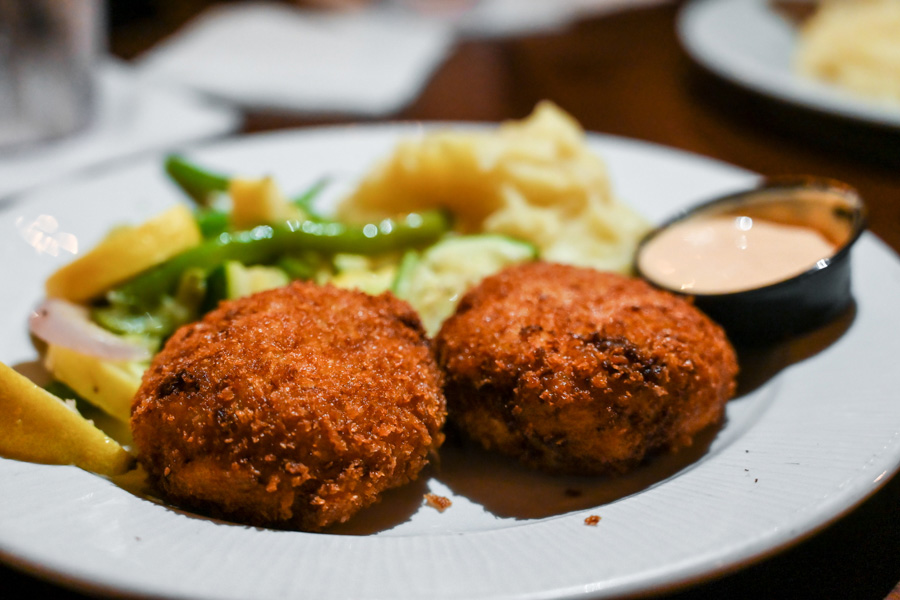 Waterman’s Sufside Grille Virginia Beach à l'automne en amoureux crab cakes